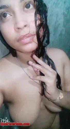 অন্তর্বাস পরা একজন বাংলাদেশী টিকটক ব্যবহারকারীর একটি সেলফি - ছবি 4