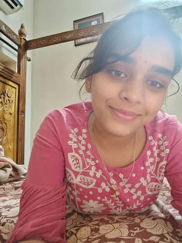 টাইট বডি ফিগার মেয়েটি তার নগ্ন ভগ দেখাচ্ছে - ছবি 1