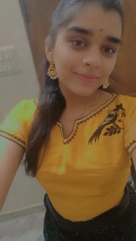 টাইট বডি ফিগার মেয়েটি তার নগ্ন ভগ দেখাচ্ছে - ছবি 3