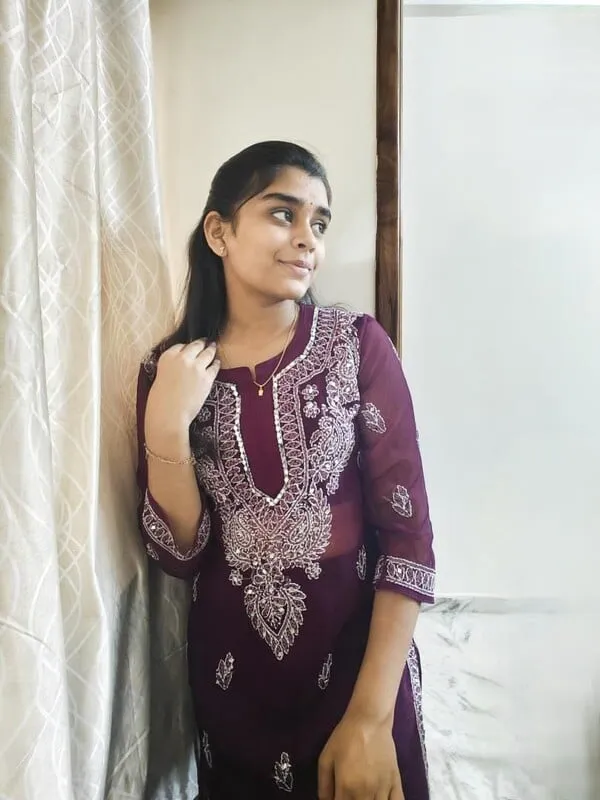 টাইট বডি ফিগার মেয়েটি তার নগ্ন ভগ দেখাচ্ছে - ছবি 2