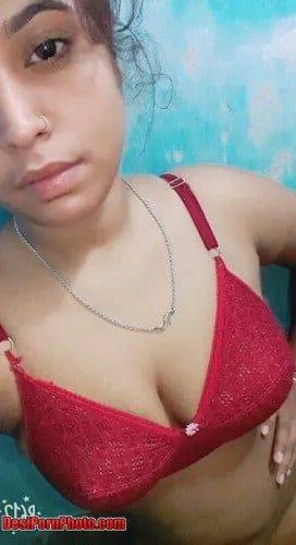 অন্তর্বাস পরা একজন বাংলাদেশী টিকটক ব্যবহারকারীর একটি সেলফি - ছবি 2