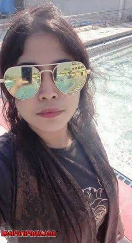 অন্তর্বাস পরা একজন বাংলাদেশী টিকটক ব্যবহারকারীর একটি সেলফি - ছবি 1