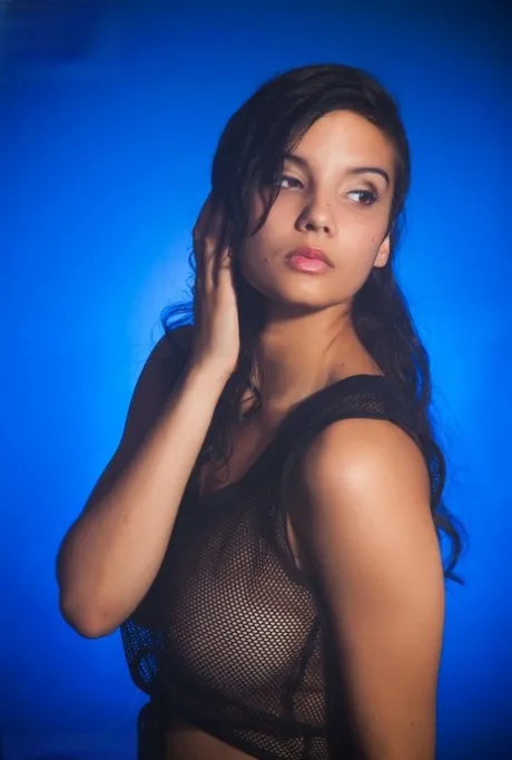 ভারতীয় মহিলা মডেলরা নগ্ন নয়, একটি পরিষ্কার টপ এবং শর্টস পরে - ছবি 3