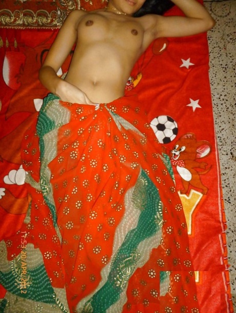 ভারতীয় এক মেয়ে তার খালি স্তন দেখানোর আগে উপরের স্কার্টের প্যান্টি একপাশে সরিয়ে রেখেছে