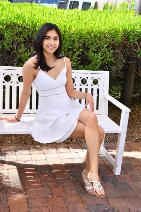 অপেশাদার সুন্দরী রেইনা জনসমক্ষে নগ্ন হয়ে তার বীবর ছড়িয়ে দেয়