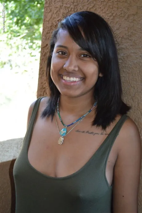 আবলুস মেয়ে ডায়ানা ব্রেসেট তার প্রাকৃতিক স্তন এবং লোমশ কান্টটি একটি বারান্দায় উন্মোচন করেছে